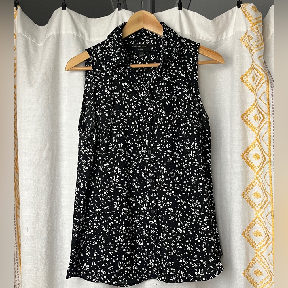 BANANA REPUBLIC Sleeveless Blouse